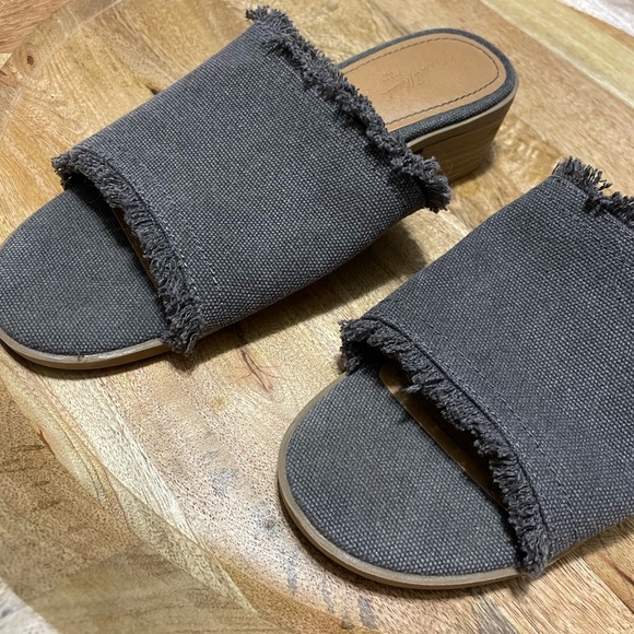 Woman’s Universal Thread Slip on Sandals with a Chunky Heel - Picture 2 of 15